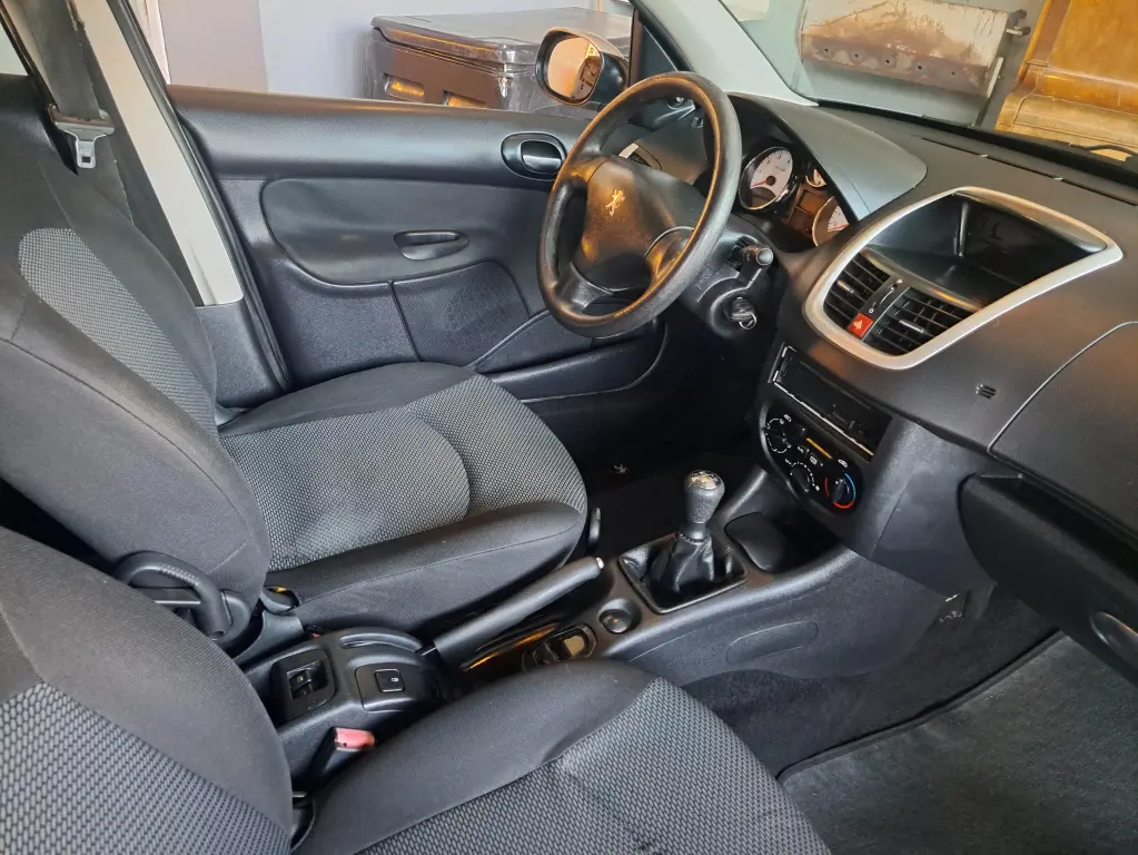 PEUGEOT 207 Hatch - Foto