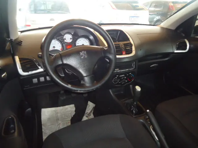 PEUGEOT 207 Sedan - Foto