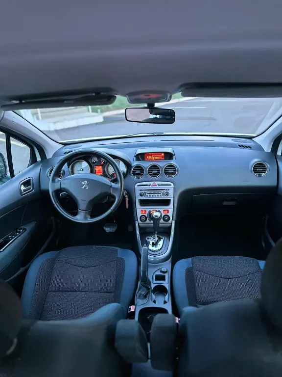 PEUGEOT 408 Sedan - Foto