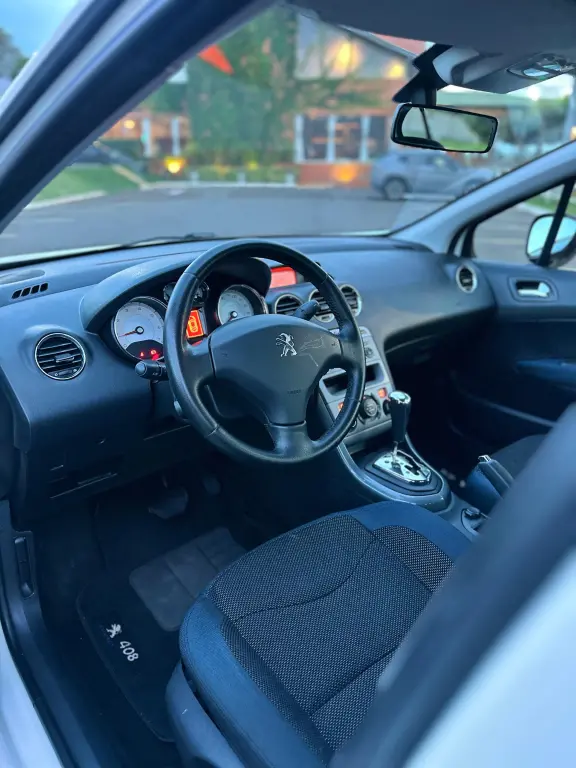 PEUGEOT 408 Sedan - Foto