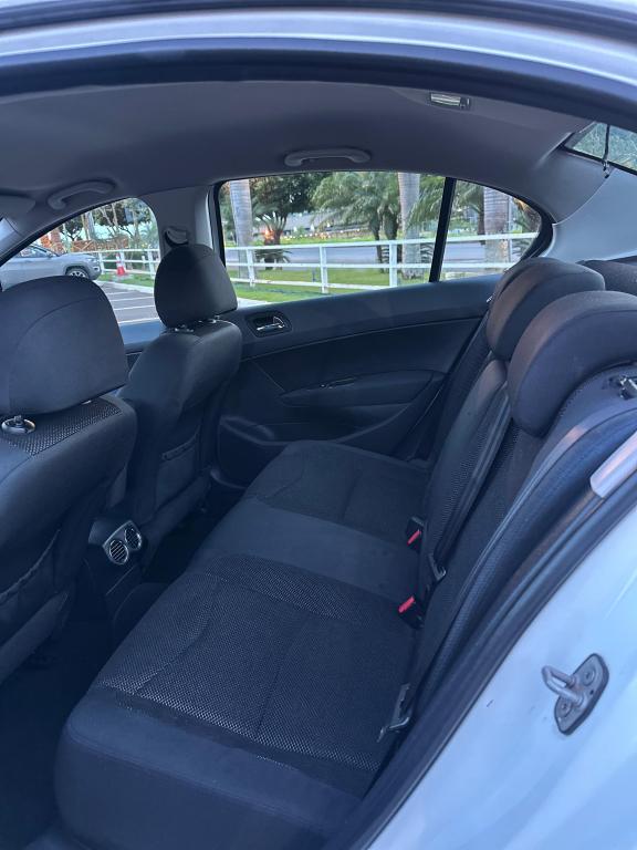 PEUGEOT 408 Sedan - Foto