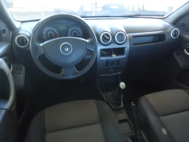 RENAULT Logan - Foto