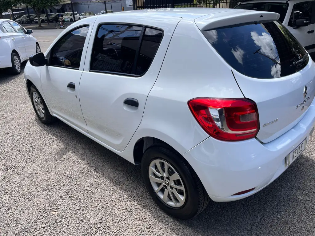 RENAULT Sandero - Foto