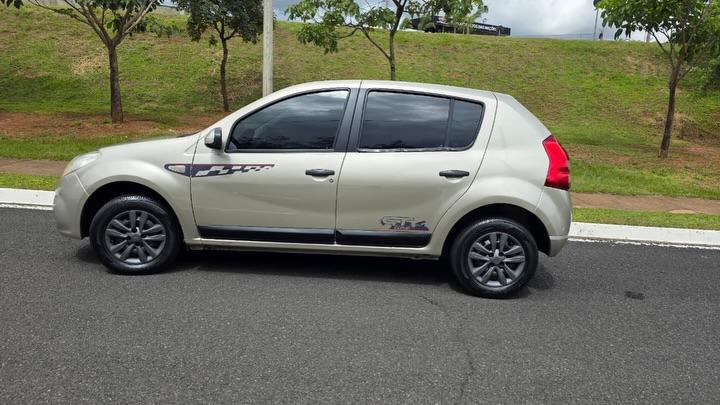 RENAULT Sandero - Foto