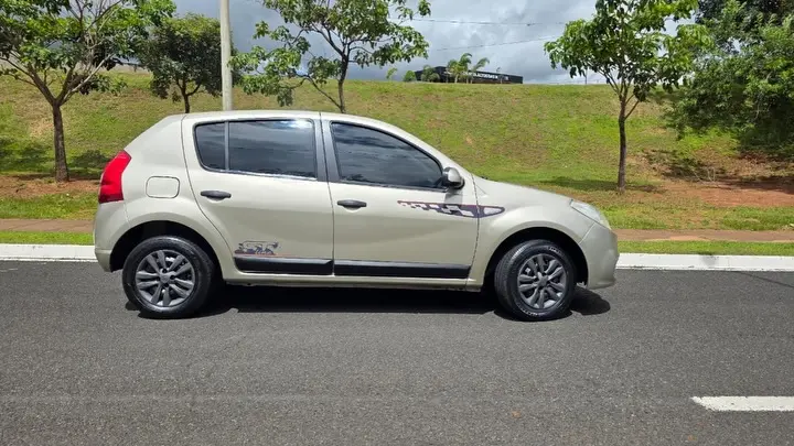 RENAULT Sandero - Foto