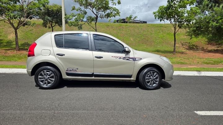 RENAULT Sandero - Foto