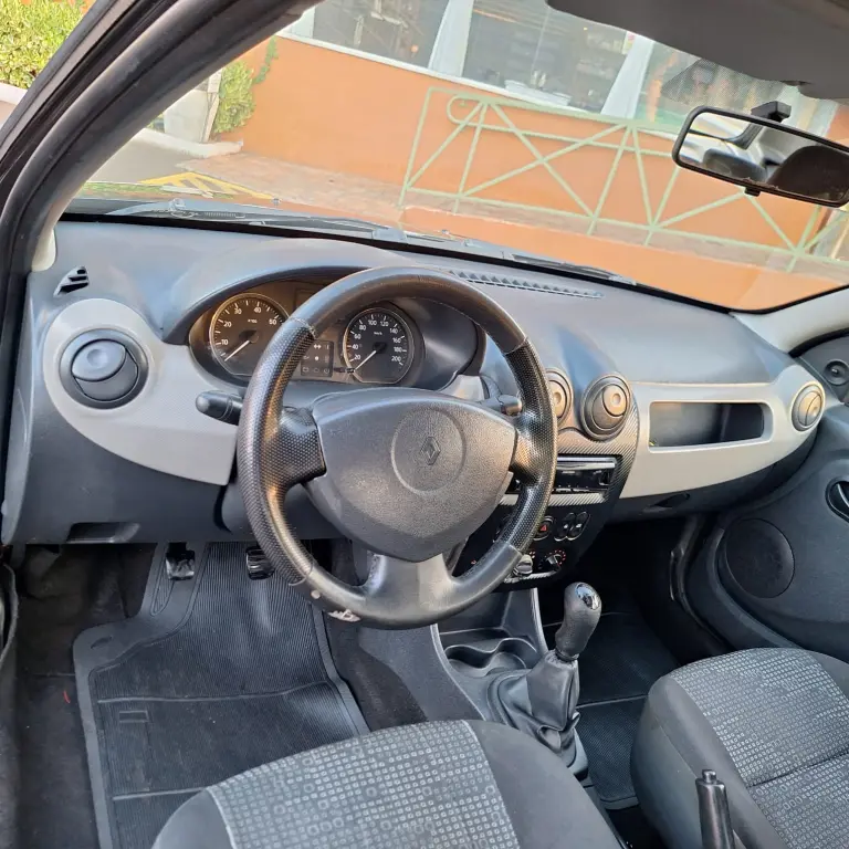 RENAULT Sandero - Foto