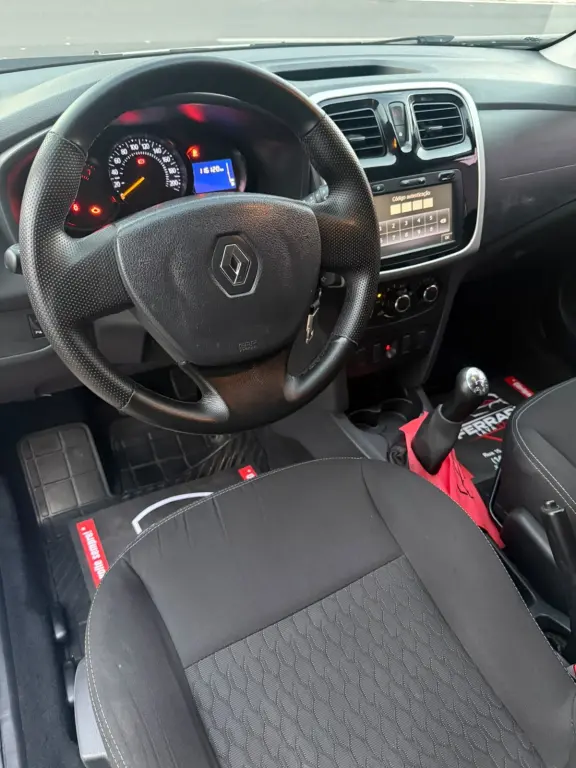 RENAULT Sandero - Foto