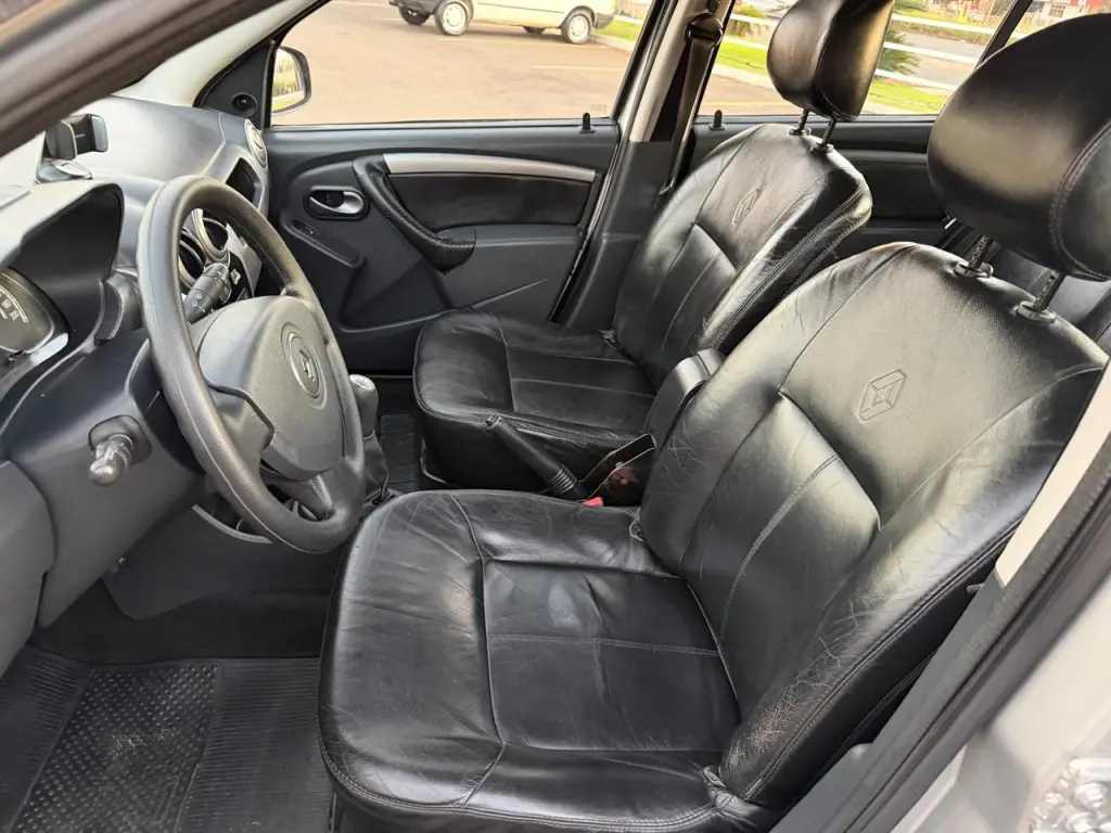 RENAULT Sandero - Foto