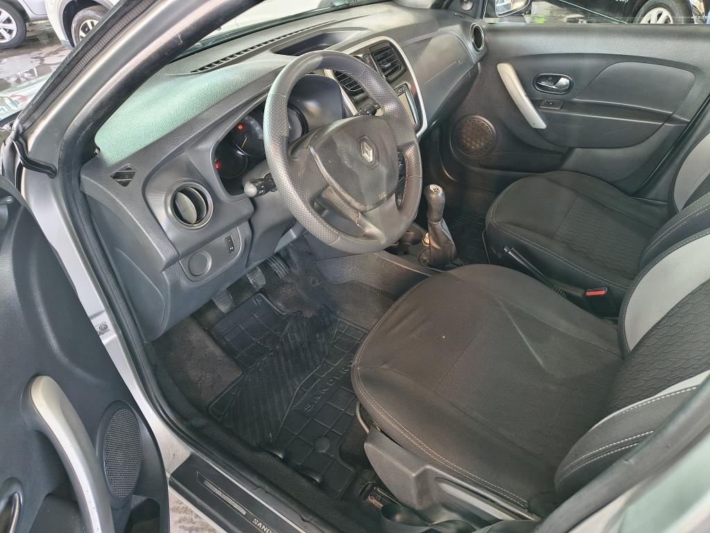 RENAULT Sandero - Foto