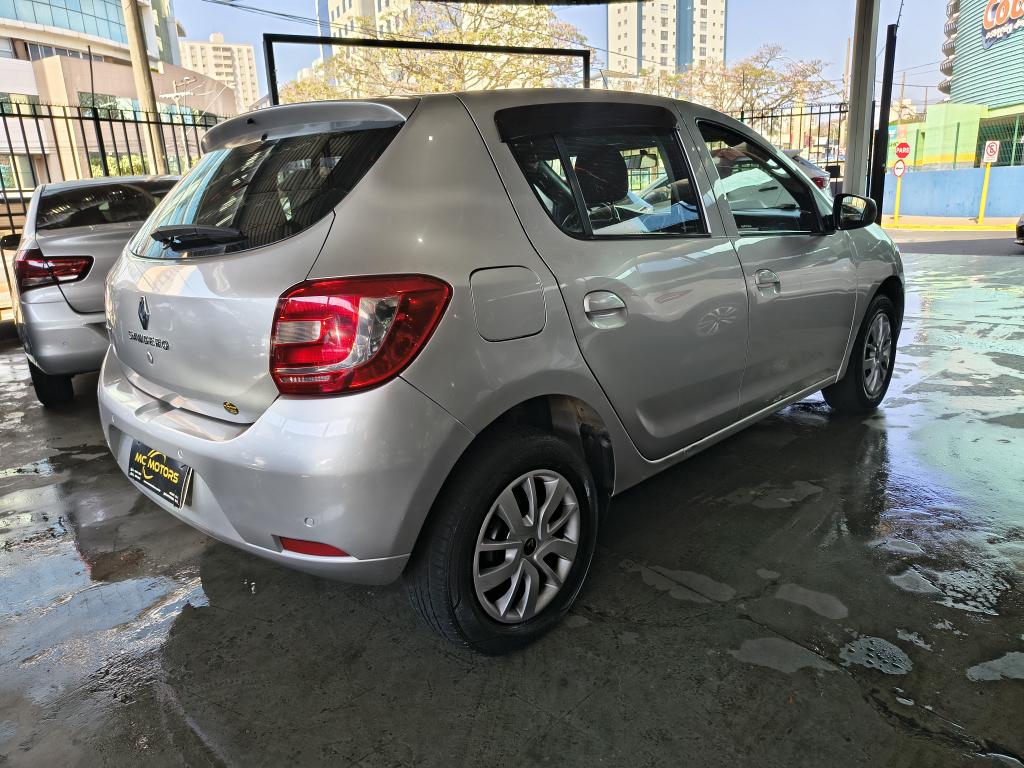 RENAULT Sandero - Foto