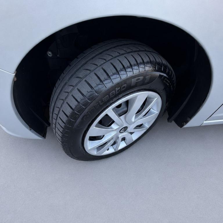 RENAULT Sandero - Foto