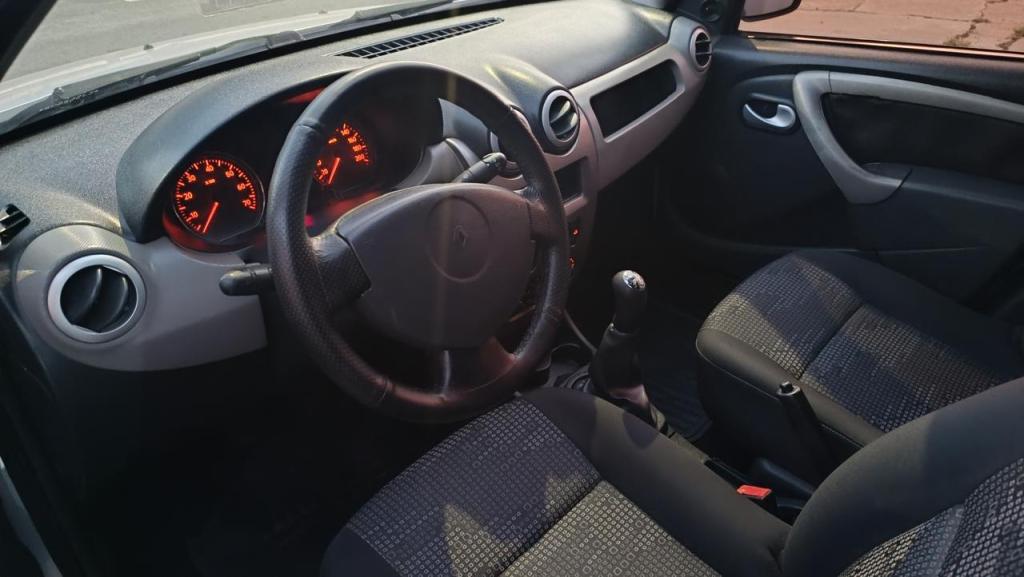 RENAULT Sandero - Foto