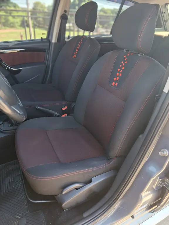 RENAULT Sandero - Foto