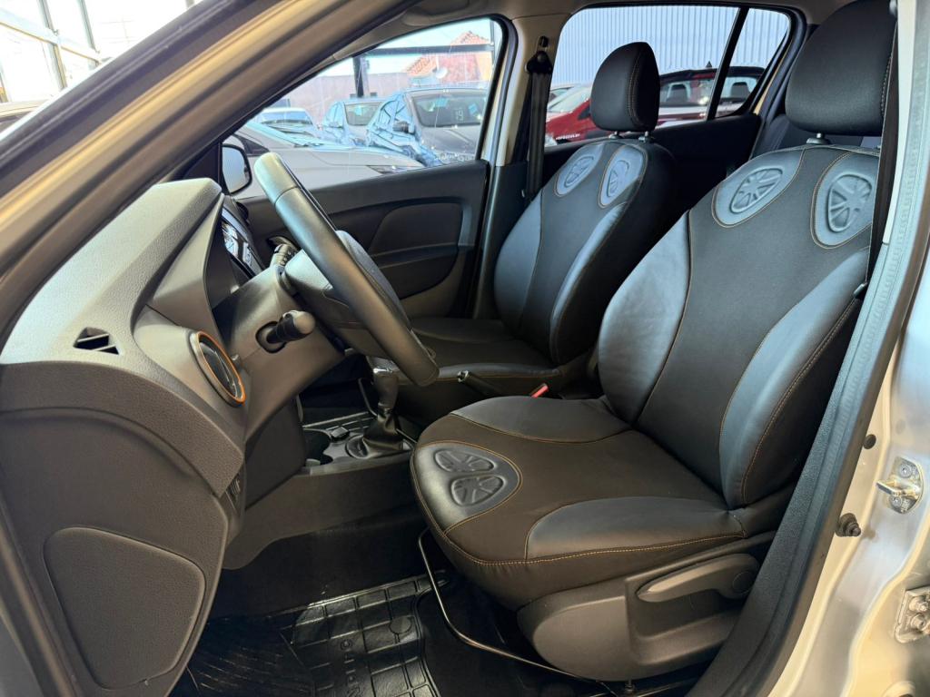 RENAULT Sandero - Foto