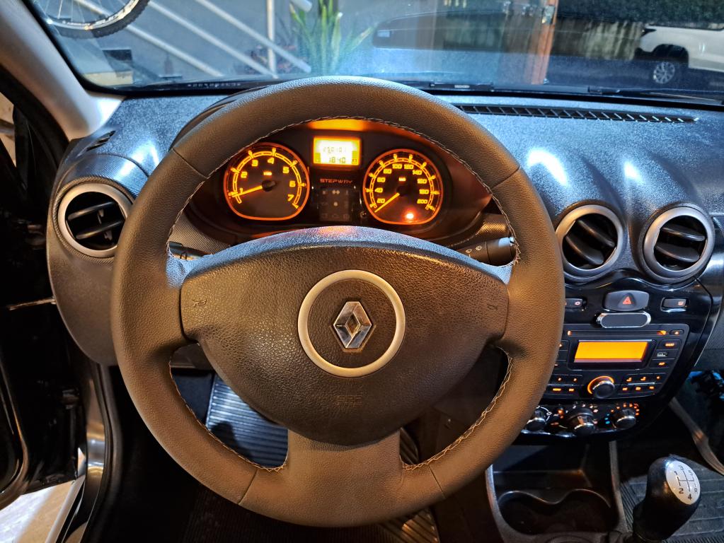 RENAULT Sandero - Foto