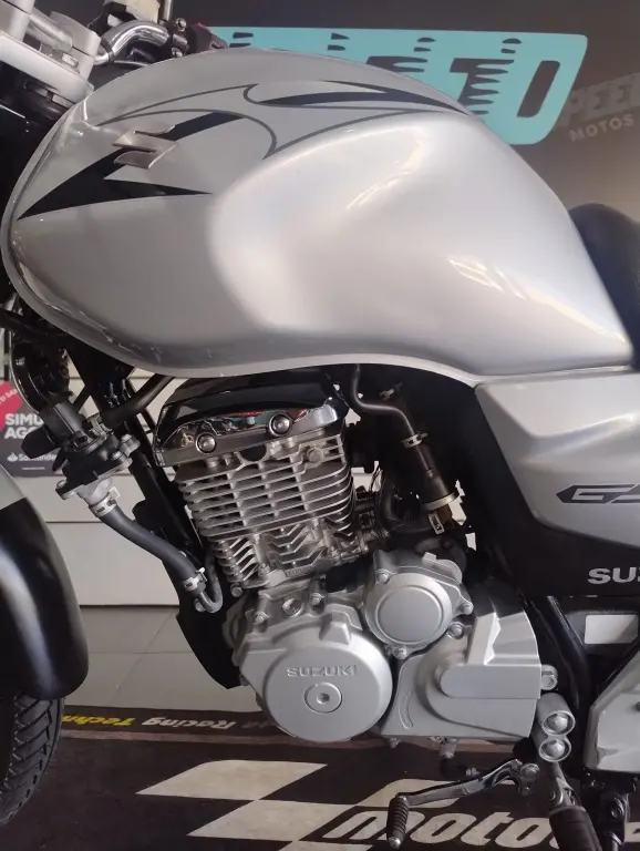 SUZUKI GSR 150 - Foto
