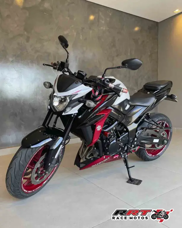 SUZUKI GSX-S 750 - Foto
