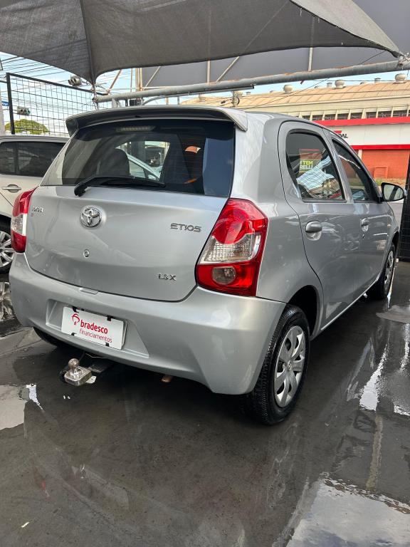 TOYOTA Etios Hatch - Foto