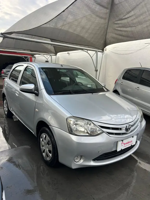 TOYOTA Etios Hatch - Foto
