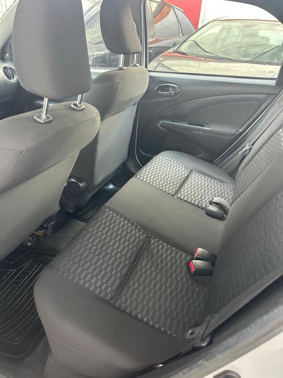 TOYOTA Etios Hatch - Foto