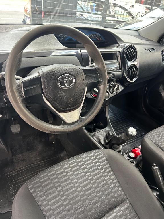 TOYOTA Etios Hatch - Foto
