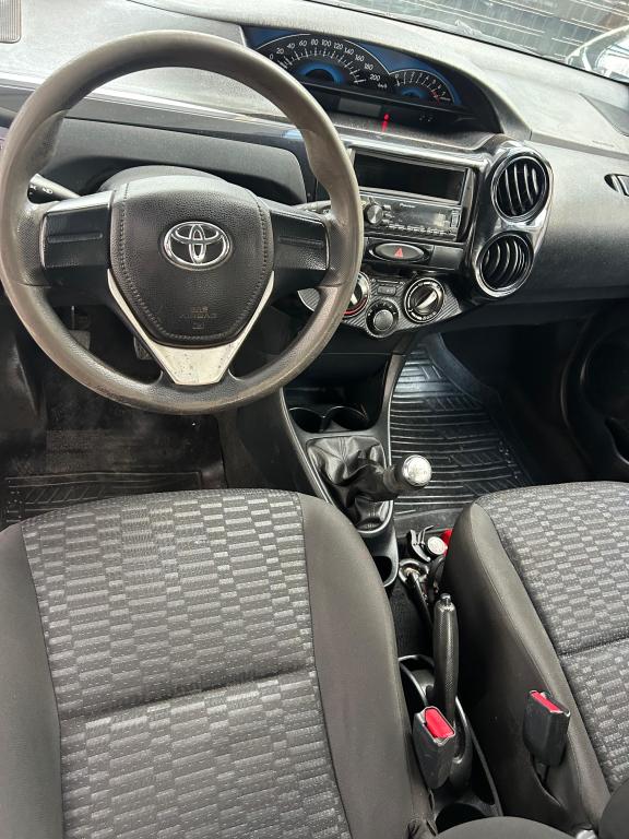 TOYOTA Etios Hatch - Foto