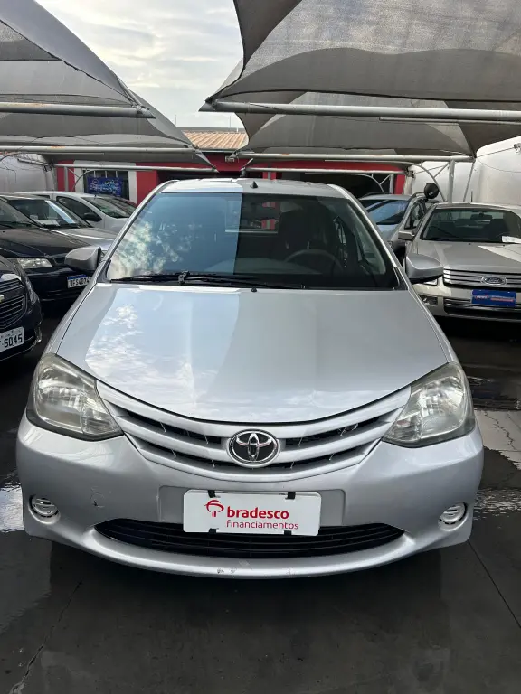 TOYOTA Etios Hatch - Foto