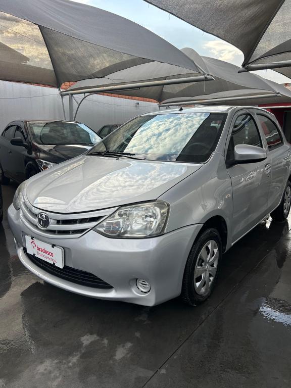 TOYOTA Etios Hatch - Foto