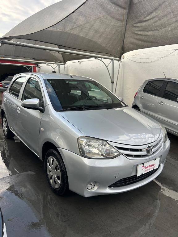 TOYOTA Etios Hatch - Foto