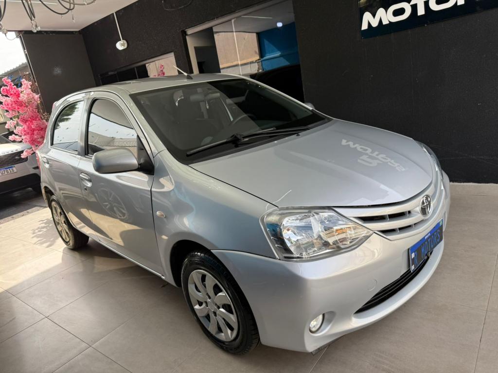 TOYOTA Etios Hatch - Foto