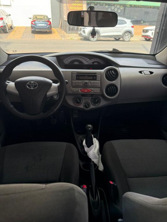 TOYOTA Etios Hatch - Foto
