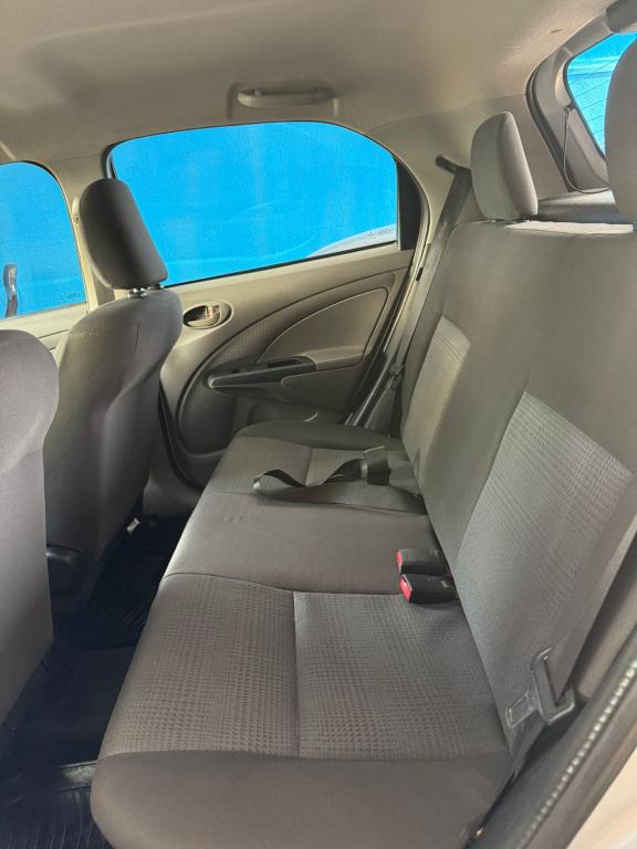 TOYOTA Etios Hatch - Foto