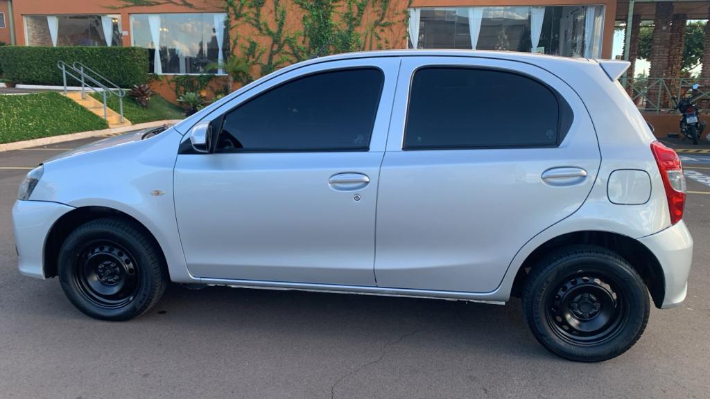 TOYOTA Etios Hatch - Foto
