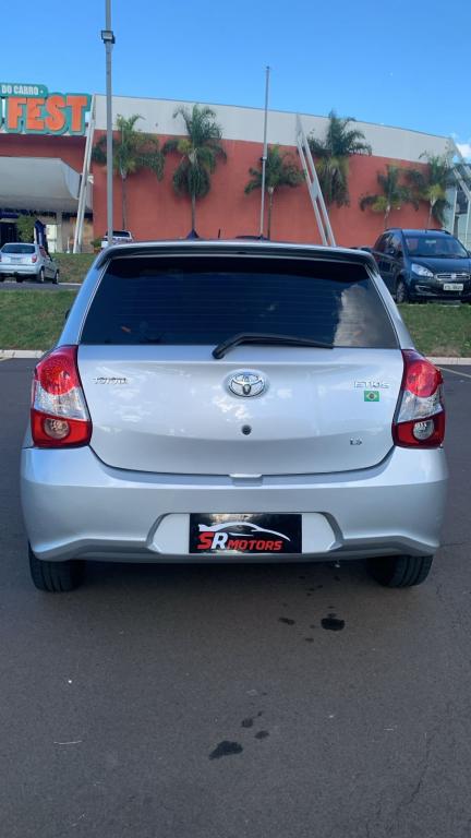 TOYOTA Etios Hatch - Foto