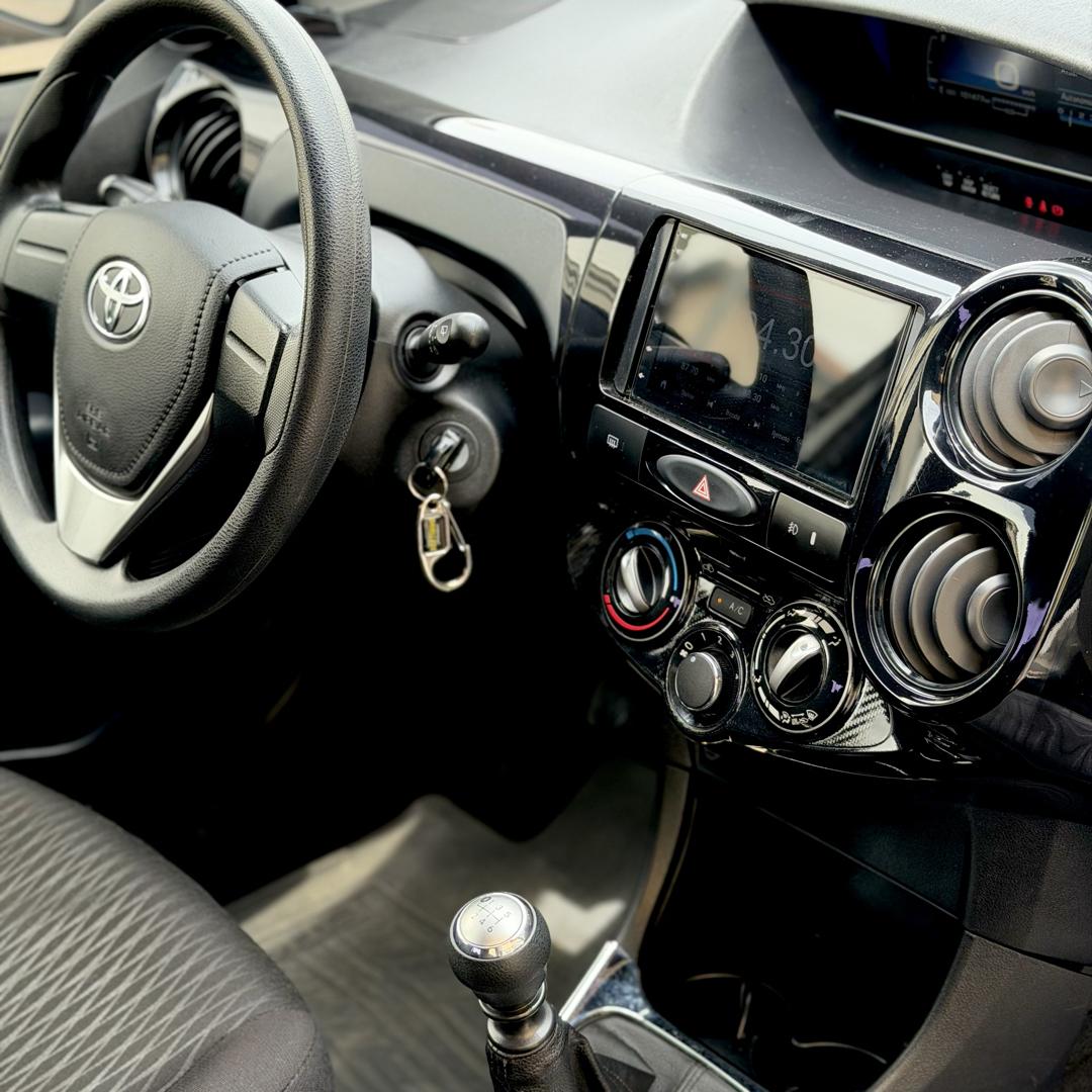 TOYOTA Etios Hatch - Foto