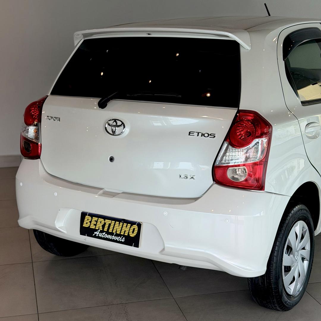 TOYOTA Etios Hatch - Foto