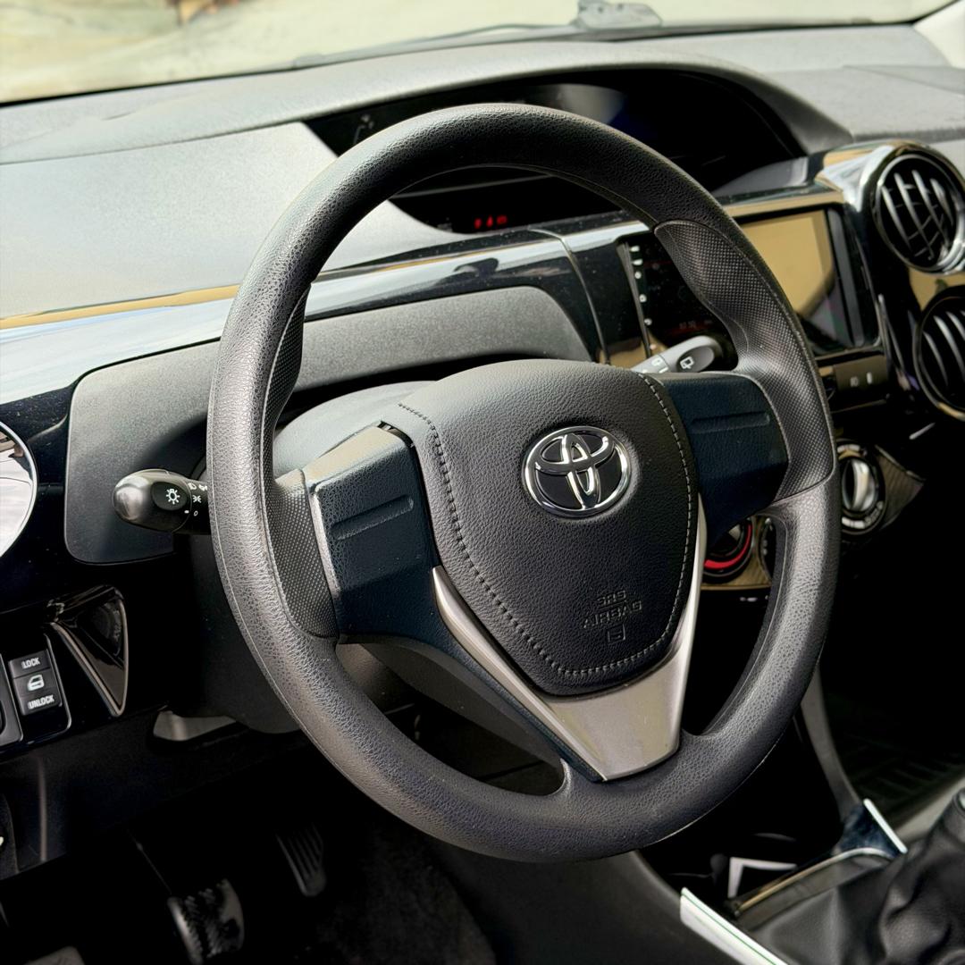 TOYOTA Etios Hatch - Foto
