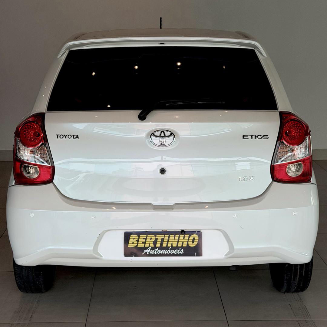 TOYOTA Etios Hatch - Foto