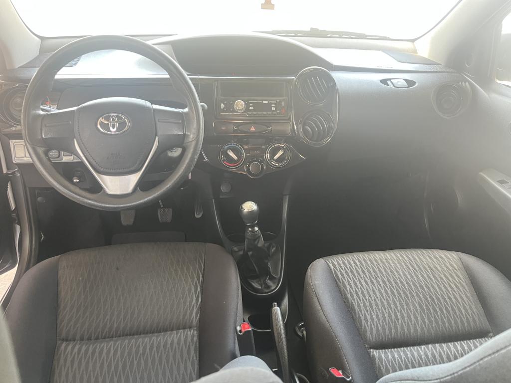 TOYOTA Etios Hatch - Foto
