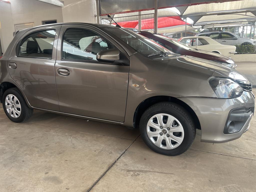 TOYOTA Etios Hatch - Foto