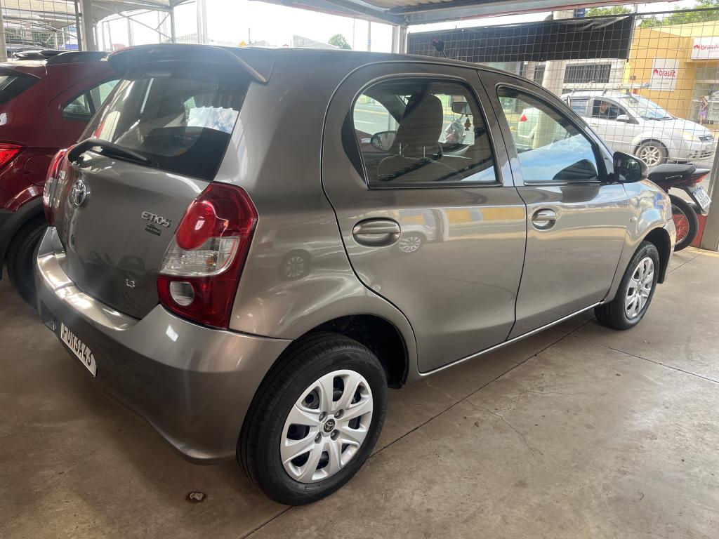 TOYOTA Etios Hatch - Foto