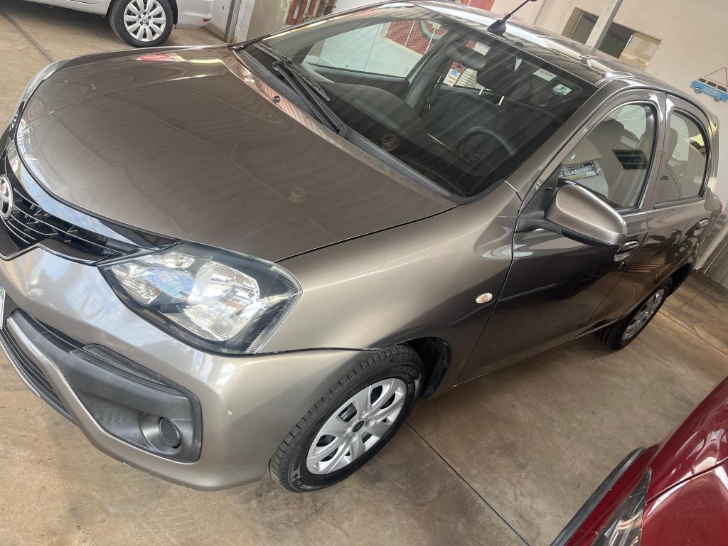 TOYOTA Etios Hatch - Foto