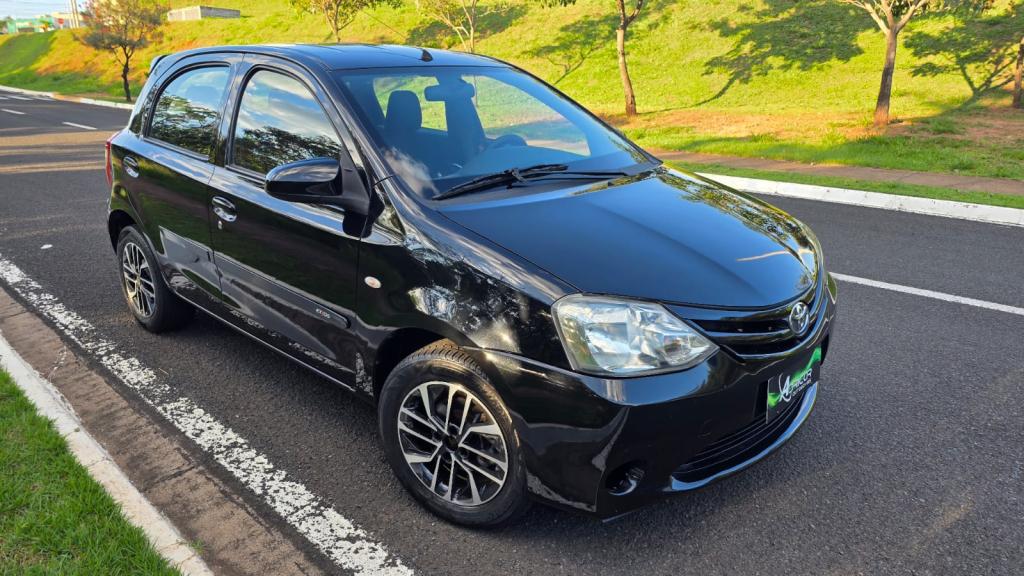 TOYOTA Etios Hatch - Foto