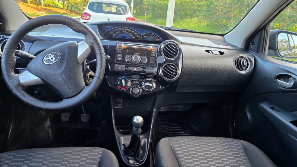TOYOTA Etios Hatch - Foto