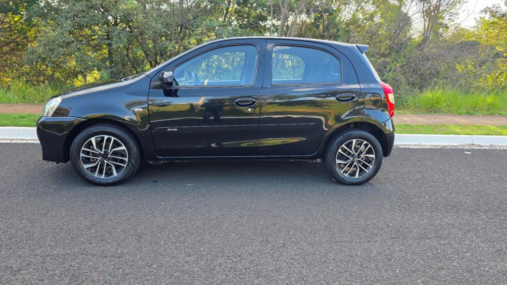 TOYOTA Etios Hatch - Foto