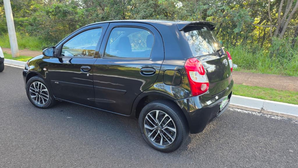 TOYOTA Etios Hatch - Foto