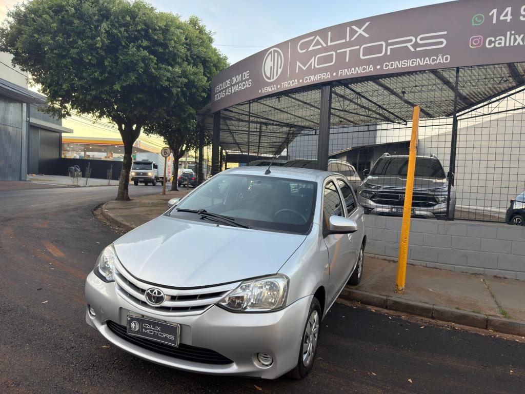 TOYOTA Etios Hatch - Foto