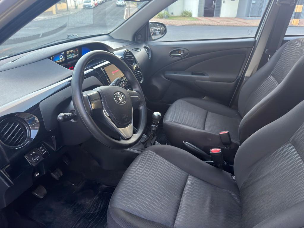 TOYOTA Etios Hatch - Foto