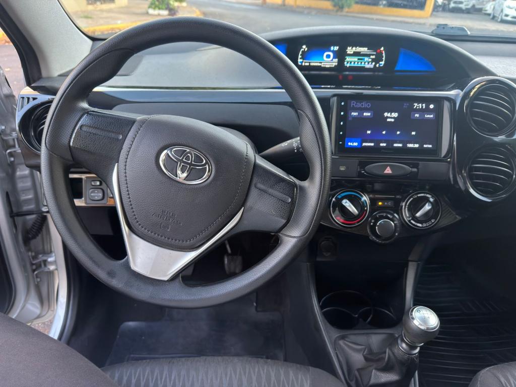 TOYOTA Etios Hatch - Foto